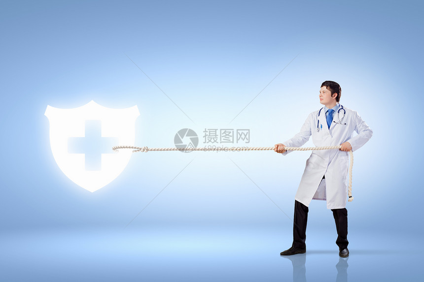 心脏病专家男医生用绳子拉健康标志的图像图片