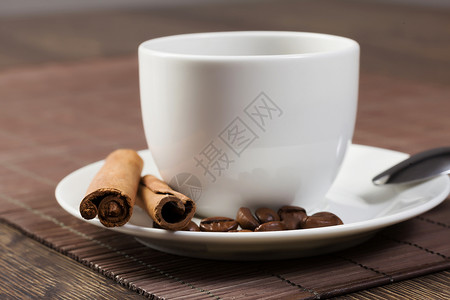 早餐茶托上的咖啡牛角包图片