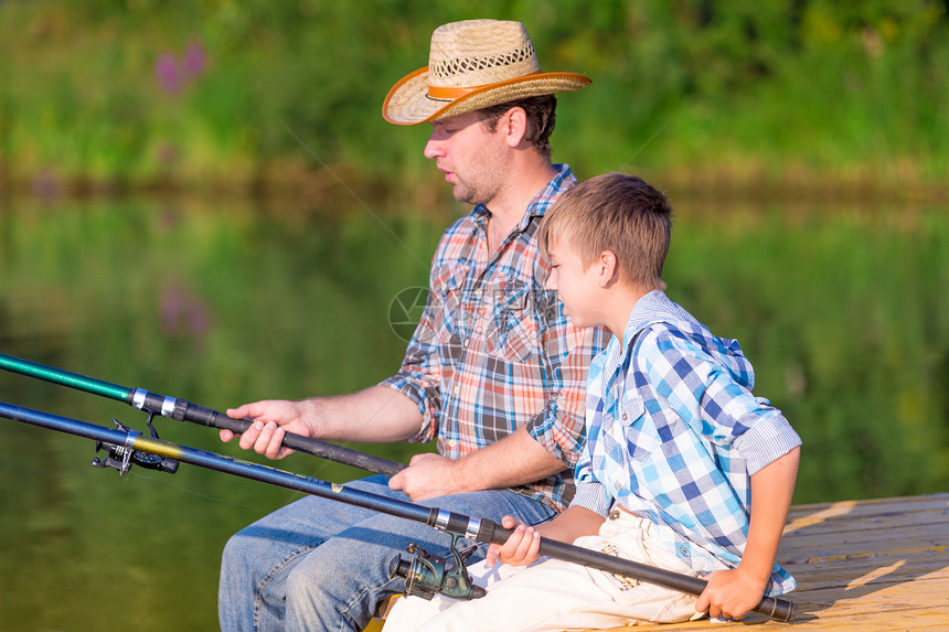 男孩他父亲钓鱼男孩他父亲码头钓鱼图片