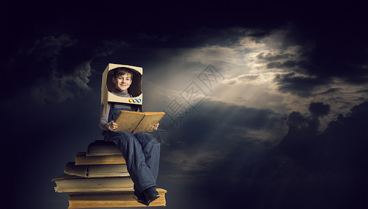 会飞的书会探索太空可爱的孩子,头上戴着纸箱头盔,梦想成为宇航员背景