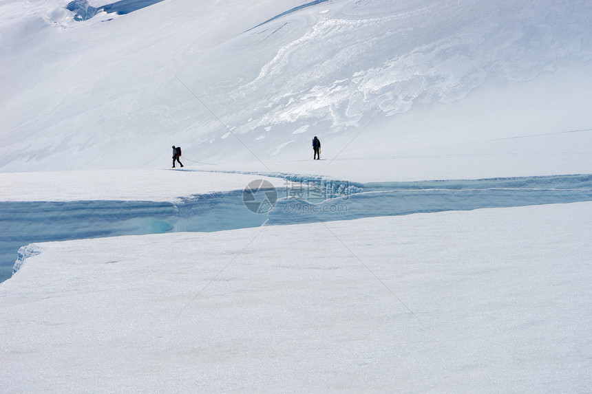 新西兰群人新西兰阿尔卑斯山的雪中行走图片