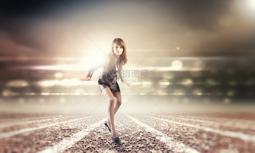 经营女商人穿着西装的轻女商人体育场跑道上跑步图片