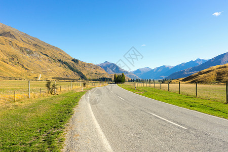 遥远乡村道路风景如画新西兰阿尔卑斯山道路的自然景观背景