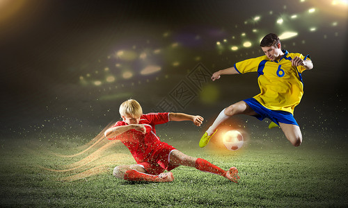 足球比赛两个轻的足球运动员为球而奋斗图片