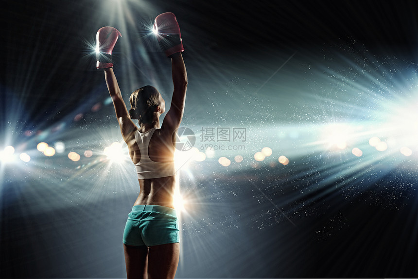 轻的拳击手女人轻漂亮的拳击手女人站灯光闪烁图片