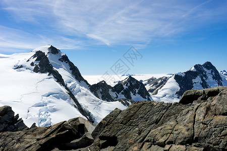 雪山山景雪,蓝天清澈图片