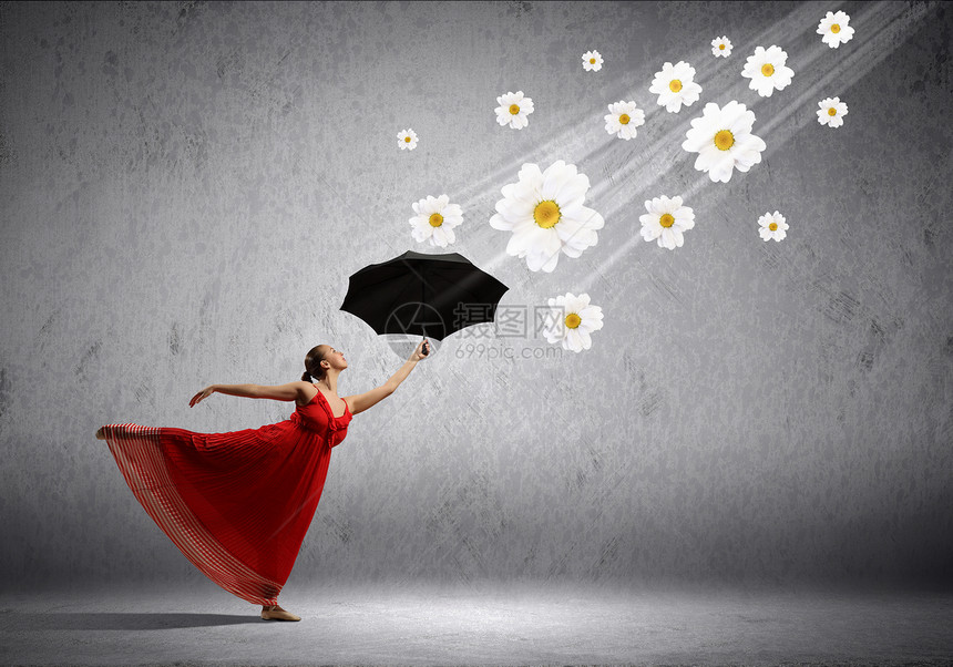 芭蕾舞穿着带伞的飞缎连衣裙芭蕾舞穿着飞缎连衣裙,带着雨伞鲜花图片