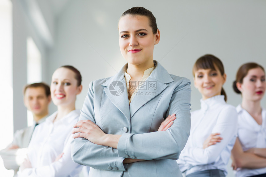成功的女商人轻微笑的女商人同事领导理念图片