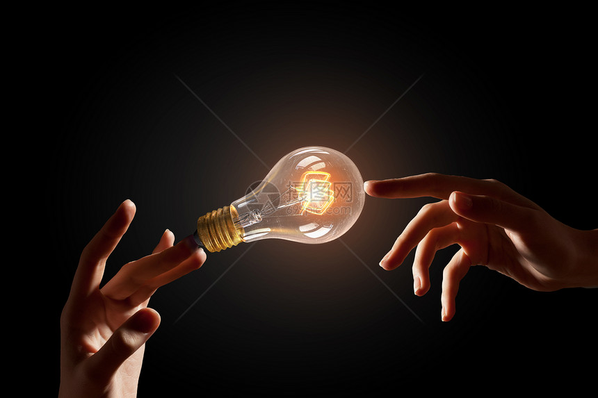 电能的用手指灯泡触摸人的手图片