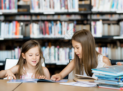 小女孩图书馆看书们喜欢读书图片