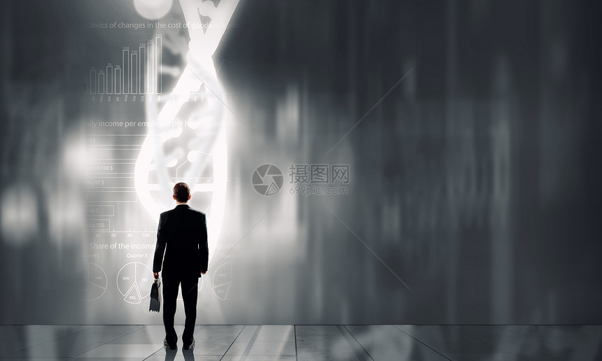 生物技术DNA研究商人站背后虚拟板与DNA螺旋图片