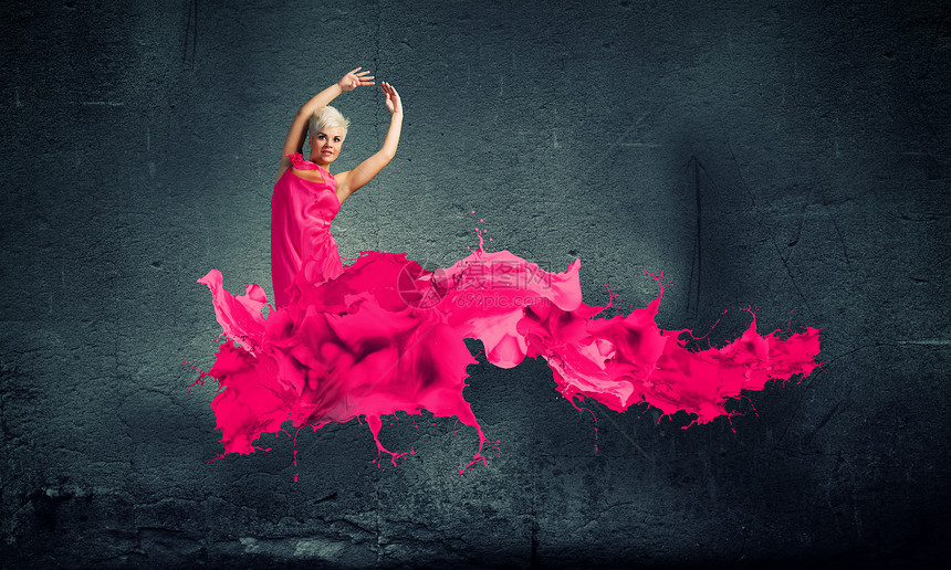 无忧无虑的女人轻迷人的女人穿着粉红色的连衣裙跳得很高图片