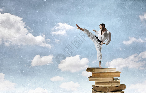 穿着白色基米诺的空手道男人轻决心空手道的人堆书上背景