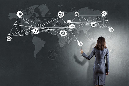 画笔下的世界连接世界的技术女人站后,墙上画着全球连接的背景