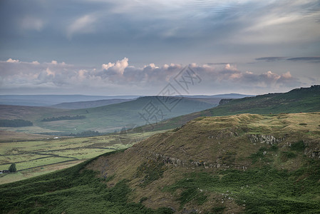 美丽的黎明日出景观图像希格托走向雾希望山谷夏季英国的峰值地区图片