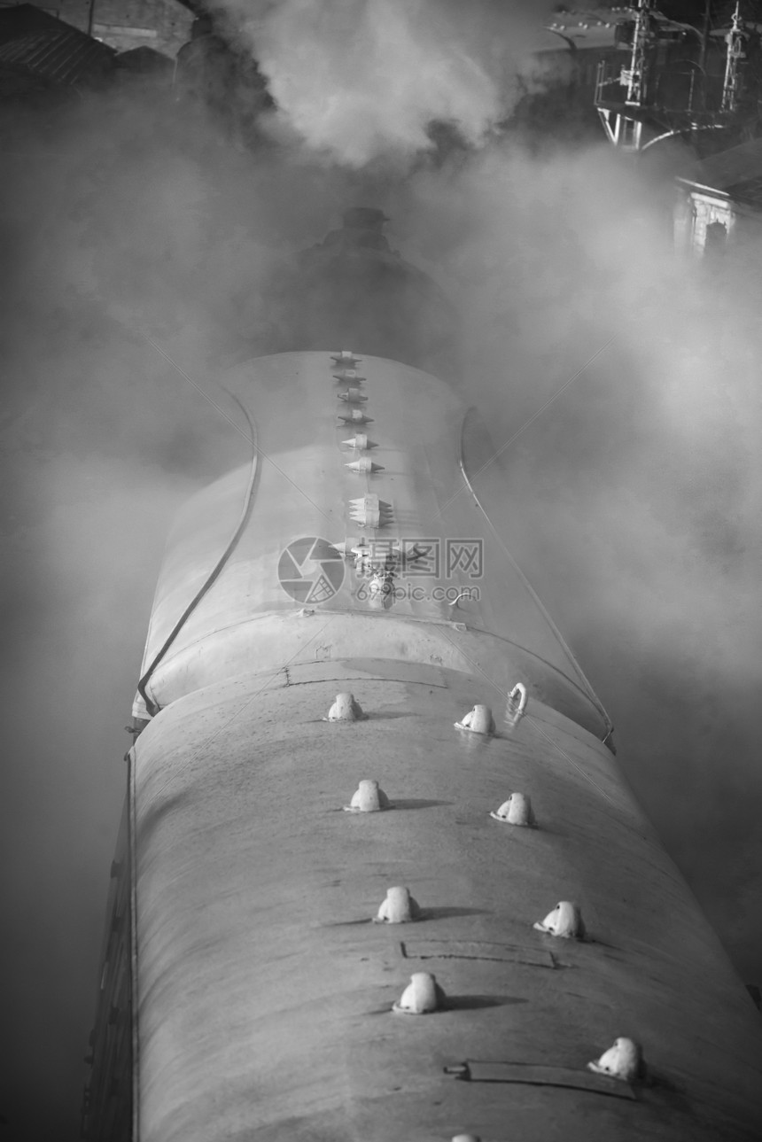 71020832维多利亚时代的蒸汽火车发动机,全汽黑白图片