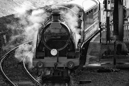 历史的老式蒸汽铁路发动机车站与全蒸汽喷黑白色图片