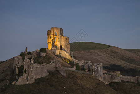 中世纪城堡遗址秋天的景观黄昏图片