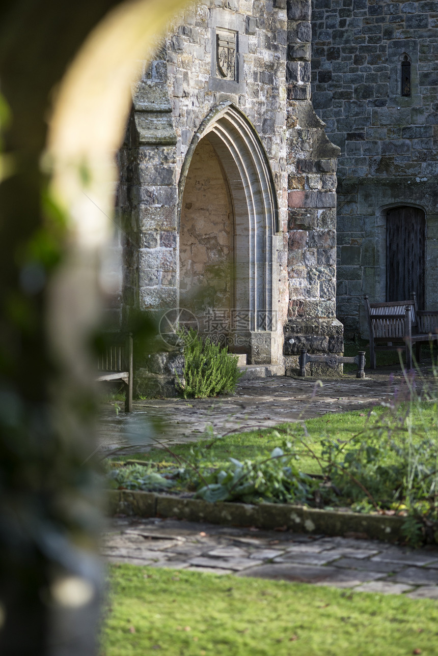 石头拱门进入中世纪景观花园,视野浅,以便需要时集中注意力图片