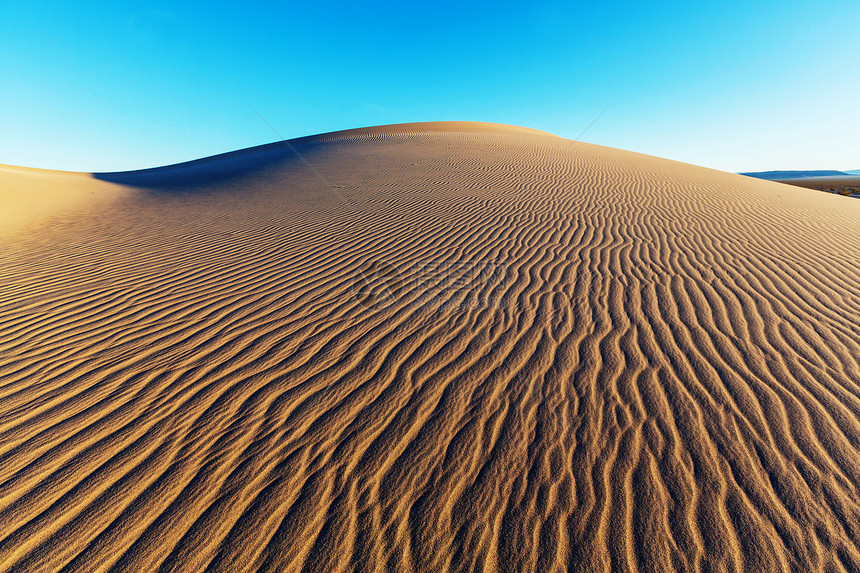 日出时沙漠丽的沙丘死亡谷,美国奈达图片