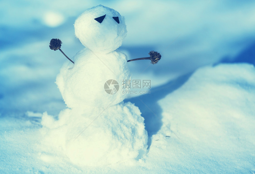 冬天背景下的雪人图片