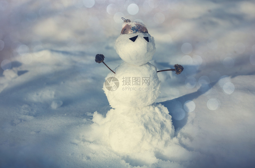 冬天背景下的雪人图片