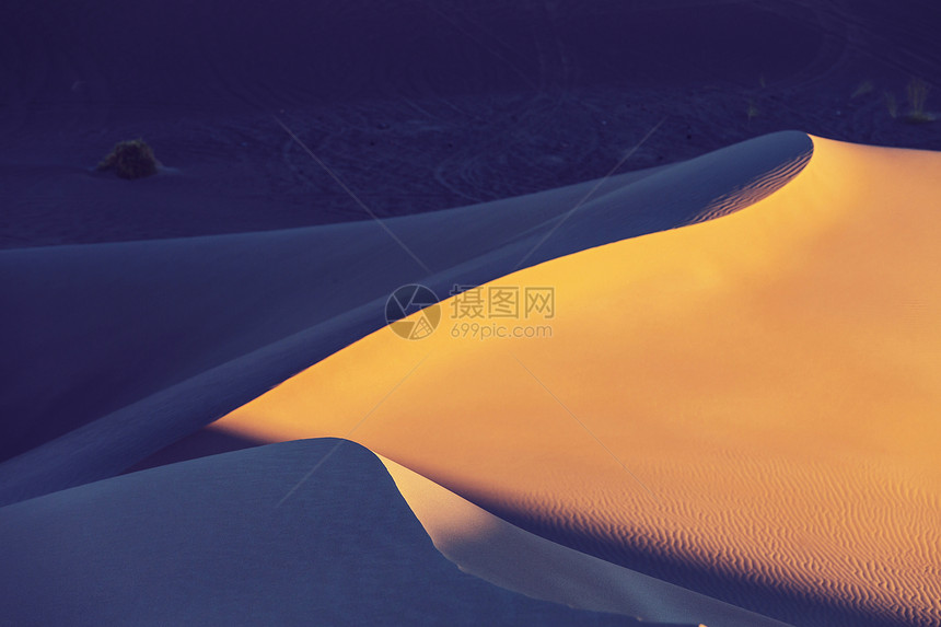 日出时沙漠丽的沙丘美国内华达州死亡谷图片