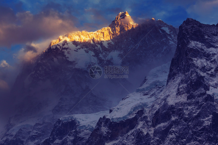 尼泊尔喜马拉雅山Kanchenjun地区著名的岩石Jannu峰的风景图片