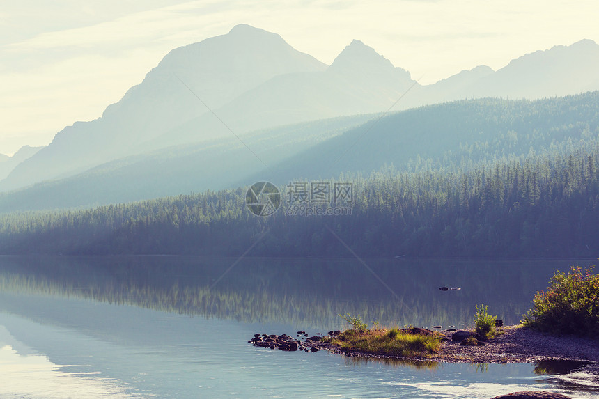 美丽的鲍曼湖与壮观的山脉冰川公园,蒙大,美国Instagram过滤器图片