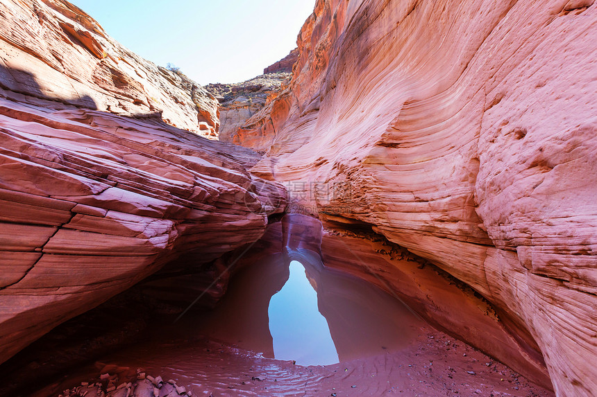快乐的峡谷奇妙的场景犹他州沙漠中寻常的彩色砂岩地层徒步旅行者的热门目的地图片