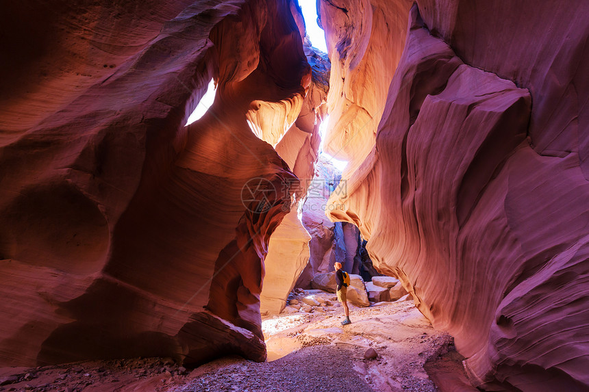 快乐的峡谷奇妙的场景犹他州沙漠中寻常的彩色砂岩地层徒步旅行者的热门目的地图片