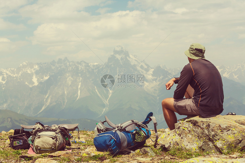 徒步旅行者沿着绿山高加索山脉,斯瓦内蒂,格鲁吉亚夏天的季节图片