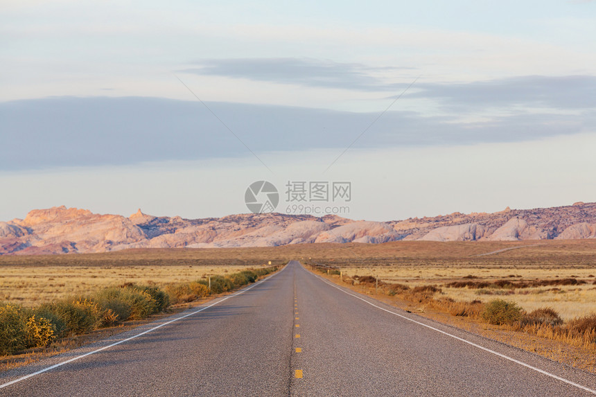 草原的道路图片