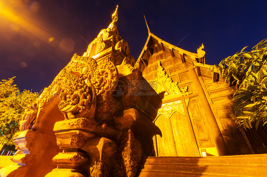 泰国北部清迈的夜景佛教寺庙图片