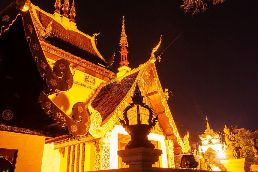 泰国北部清迈的夜景佛教寺庙图片