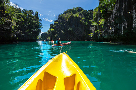 皮划艇岛屿泻湖的山脉皮划艇之旅埃尔尼多,巴拉望,菲律宾背景图片