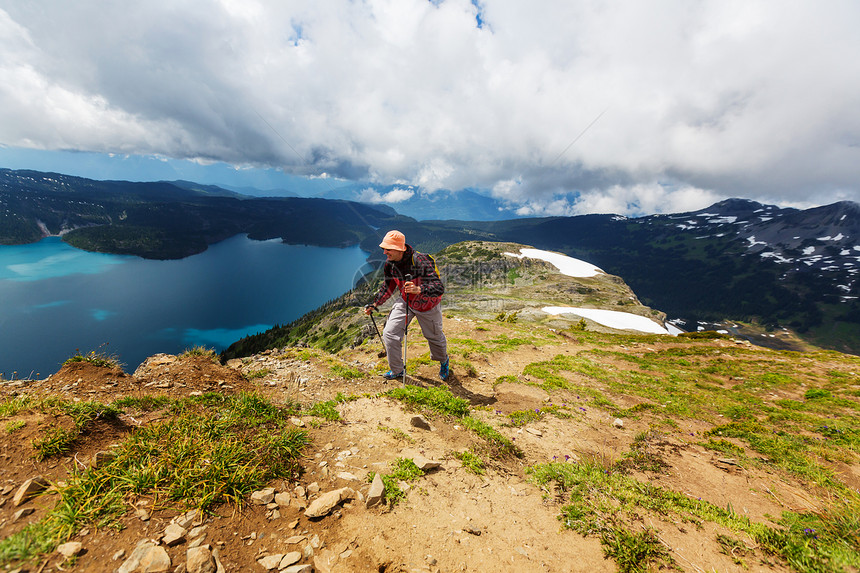 加大山区徒步旅行的人徒步旅行北美最受欢迎的娱乐活动活动很多风景如画的小径图片