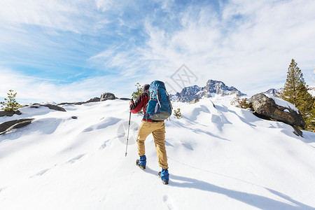 带着徒步旅行设备的人美国加州内华达山脉行走背景图片
