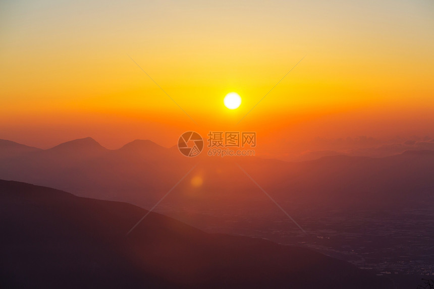 风景优美的日落山上图片