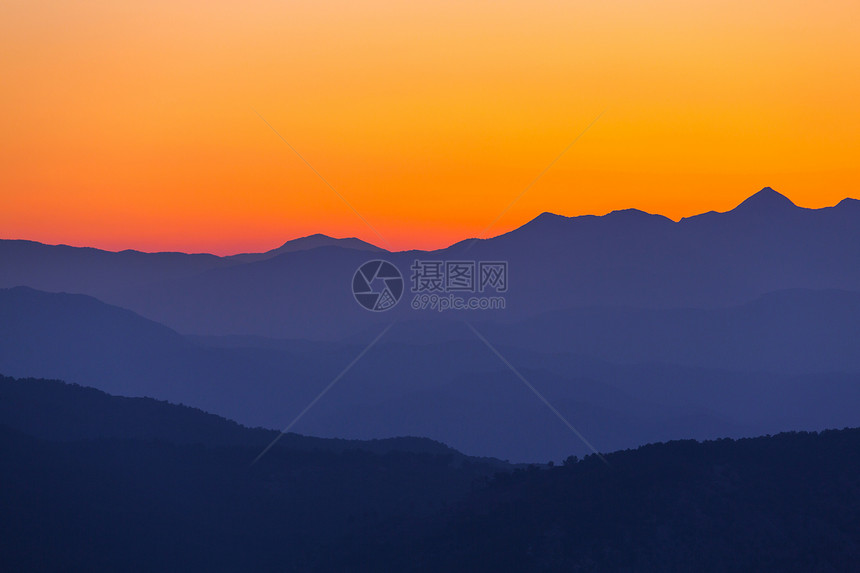 风景优美的日落山上图片