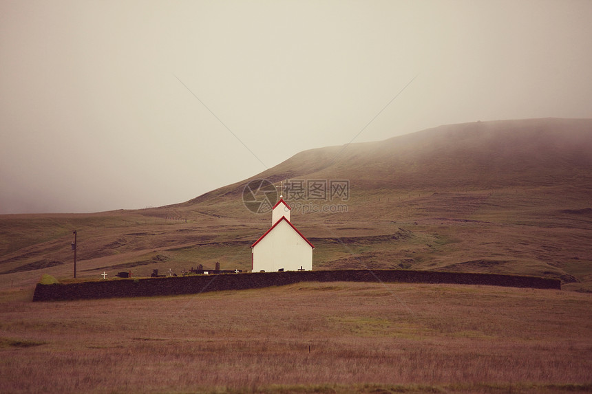 冰岛乡村景观雾山的礼拜堂图片