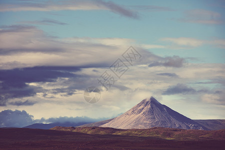 美丽的冰岛景观多云天气下的绿色火山山脉图片