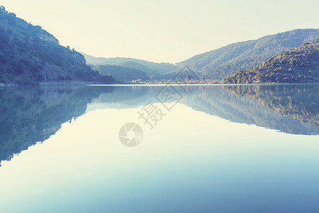 风景如画的湖水平静图片