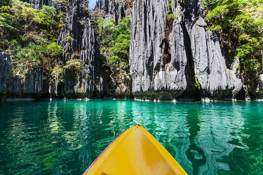 皮划艇岛屿泻湖的山脉皮划艇之旅埃尔尼多,巴拉望,菲律宾图片