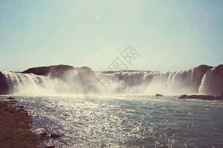 绕道而行冰岛戏剧的景观与瀑布背景