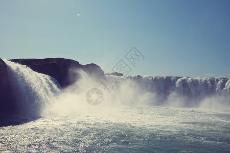 绕道冰岛戏剧的景观与瀑布背景