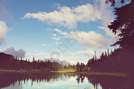 山湖平静的景色山湖边,岩石平静的水中反射图片