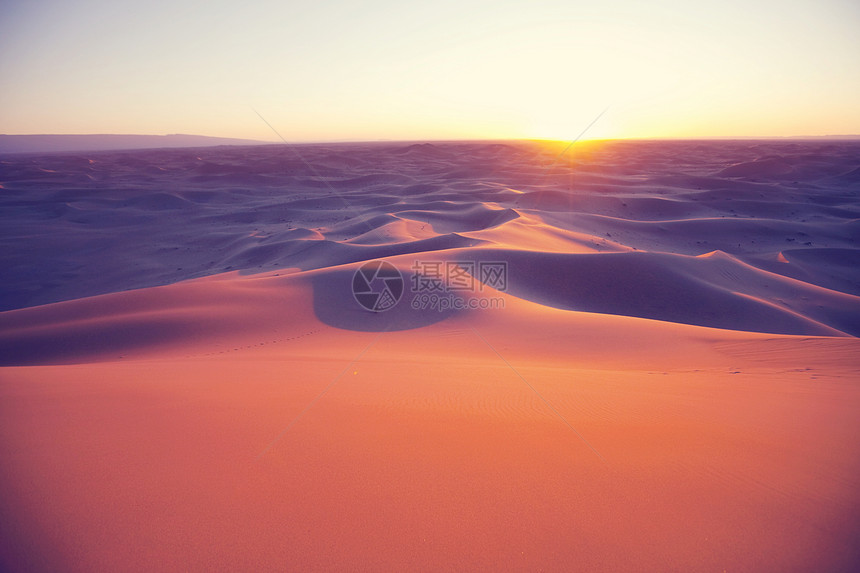 沙丘偏远沙漠中未被破坏的沙丘图片
