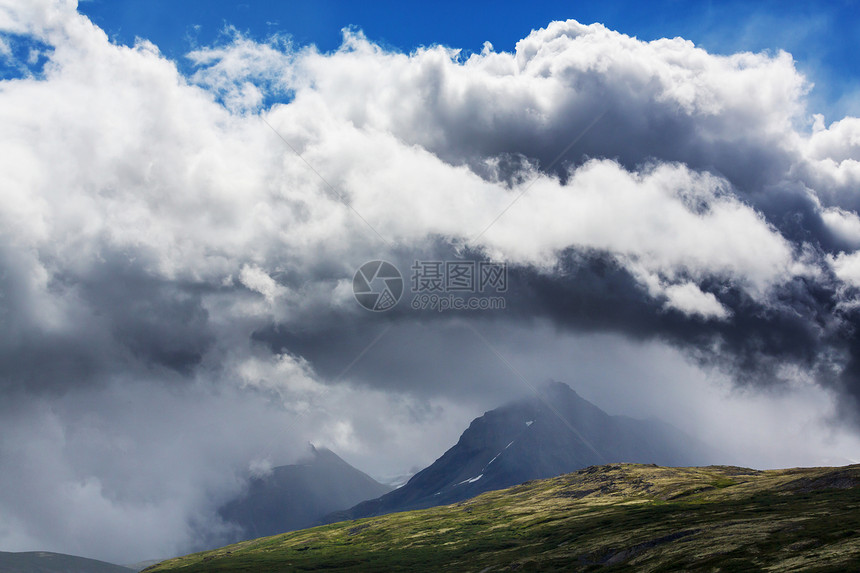 阿拉斯加的山脉夏天阿拉斯加风景如画的山脉积雪覆盖的地块,冰川岩石峰图片