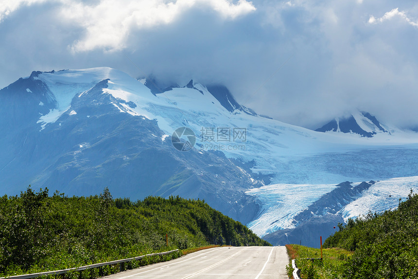 阿拉斯加的山脉夏天阿拉斯加风景如画的山脉积雪覆盖的地块,冰川岩石峰图片